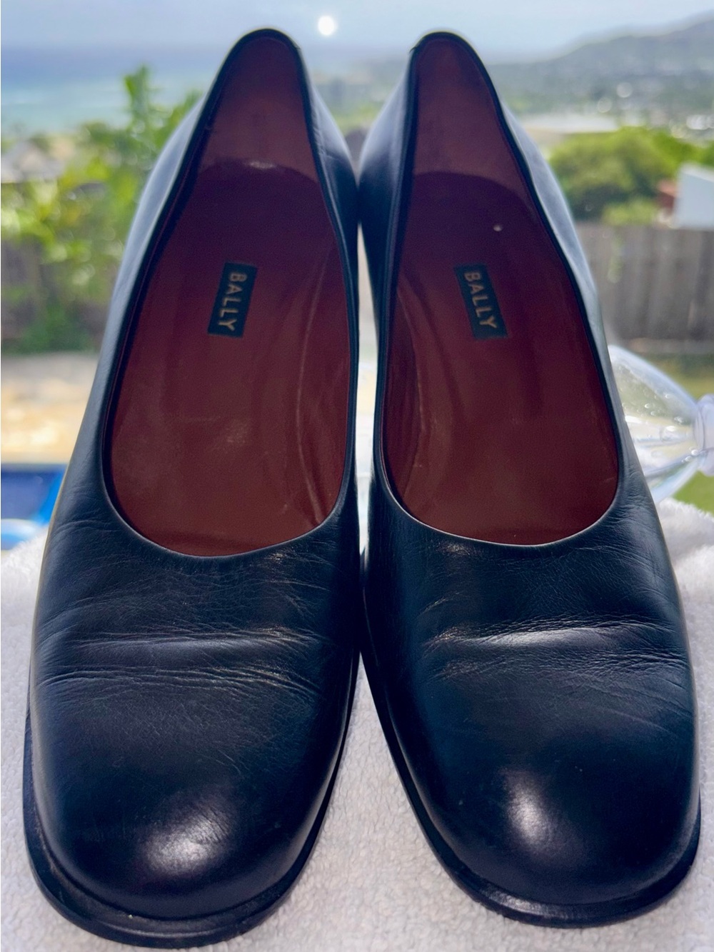 Original vintage Bally Black Leather Women's Rounded-Toe Flats, 8.5
